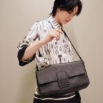 Dori Sakurada Instagram - FENDI フェンディのセレリア バゲット マキシ！ バゲットの大きめシリーズ好きです☺️ このブラックのカーブレザーも大好きな雰囲気です✨ そしてもうすぐ春夏の服の出番ですね😌 日焼けには気をつけたいけど、早く軽やかな服で遠出でもしたいなー！ バゲット マキシにしっかり荷物を詰めて仲間とどこか遊びに行きたいです👜 皆さんは今年の夏は何かしたいことありますか？☀️ @FENDI #fendi #PR