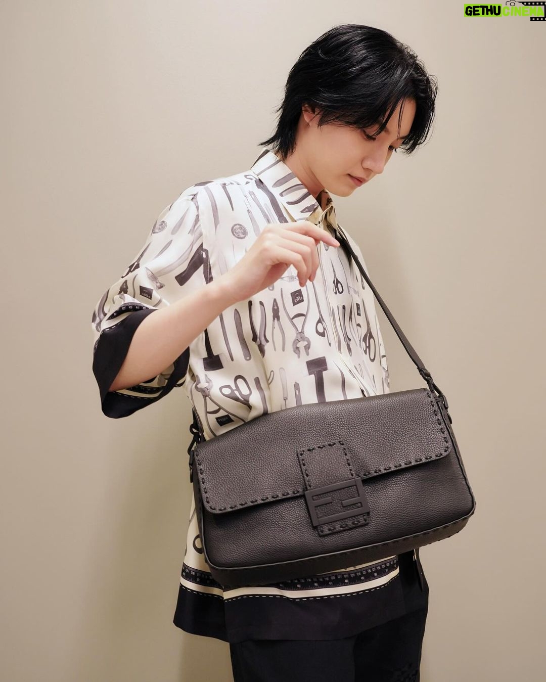 Dori Sakurada - 66K Likes - FENDI
フェンディのセレリア バゲット マキシ!
バゲットの大きめシリーズ好きです☺️
このブラックのカーブレザーも大好きな雰囲気です✨
そしてもうすぐ春夏の服の出番ですね😌
日焼けには気をつけたいけど、早く軽やかな服で遠出でもしたいなー!
バゲット マキシにしっかり荷物を詰めて仲間とどこか遊びに行きたいです👜
皆さんは今年の夏は何かしたいことありますか?☀️
@FENDI #fendi #PR