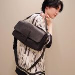Dori Sakurada Instagram - FENDI フェンディのセレリア バゲット マキシ！ バゲットの大きめシリーズ好きです☺️ このブラックのカーブレザーも大好きな雰囲気です✨ そしてもうすぐ春夏の服の出番ですね😌 日焼けには気をつけたいけど、早く軽やかな服で遠出でもしたいなー！ バゲット マキシにしっかり荷物を詰めて仲間とどこか遊びに行きたいです👜 皆さんは今年の夏は何かしたいことありますか？☀️ @FENDI #fendi #PR