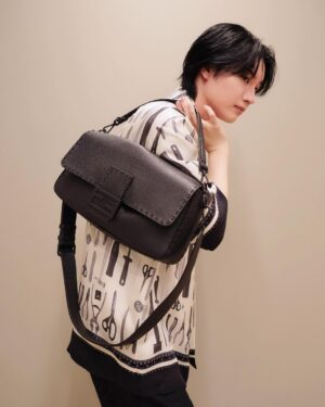 Dori Sakurada Instagram - FENDI

フェンディのセレリア バゲット マキシ！
バゲットの大きめシリーズ好きです☺️
このブラックのカーブレザーも大好きな雰囲気です✨

そしてもうすぐ春夏の服の出番ですね😌
日焼けには気をつけたいけど、早く軽やかな服で遠出でもしたいなー！
バゲット マキシにしっかり荷物を詰めて仲間とどこか遊びに行きたいです👜

皆さんは今年の夏は何かしたいことありますか？☀️

@FENDI #fendi #PR