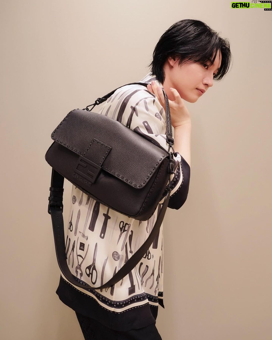 Dori Sakurada - 66K Likes - FENDI
フェンディのセレリア バゲット マキシ!
バゲットの大きめシリーズ好きです☺️
このブラックのカーブレザーも大好きな雰囲気です✨
そしてもうすぐ春夏の服の出番ですね😌
日焼けには気をつけたいけど、早く軽やかな服で遠出でもしたいなー!
バゲット マキシにしっかり荷物を詰めて仲間とどこか遊びに行きたいです👜
皆さんは今年の夏は何かしたいことありますか?☀️
@FENDI #fendi #PR