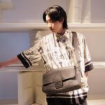 Dori Sakurada Instagram - FENDI フェンディのセレリア バゲット マキシ！ バゲットの大きめシリーズ好きです☺️ このブラックのカーブレザーも大好きな雰囲気です✨ そしてもうすぐ春夏の服の出番ですね😌 日焼けには気をつけたいけど、早く軽やかな服で遠出でもしたいなー！ バゲット マキシにしっかり荷物を詰めて仲間とどこか遊びに行きたいです👜 皆さんは今年の夏は何かしたいことありますか？☀️ @FENDI #fendi #PR