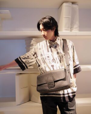 Dori Sakurada Instagram - FENDI

フェンディのセレリア バゲット マキシ！
バゲットの大きめシリーズ好きです☺️
このブラックのカーブレザーも大好きな雰囲気です✨

そしてもうすぐ春夏の服の出番ですね😌
日焼けには気をつけたいけど、早く軽やかな服で遠出でもしたいなー！
バゲット マキシにしっかり荷物を詰めて仲間とどこか遊びに行きたいです👜

皆さんは今年の夏は何かしたいことありますか？☀️

@FENDI #fendi #PR