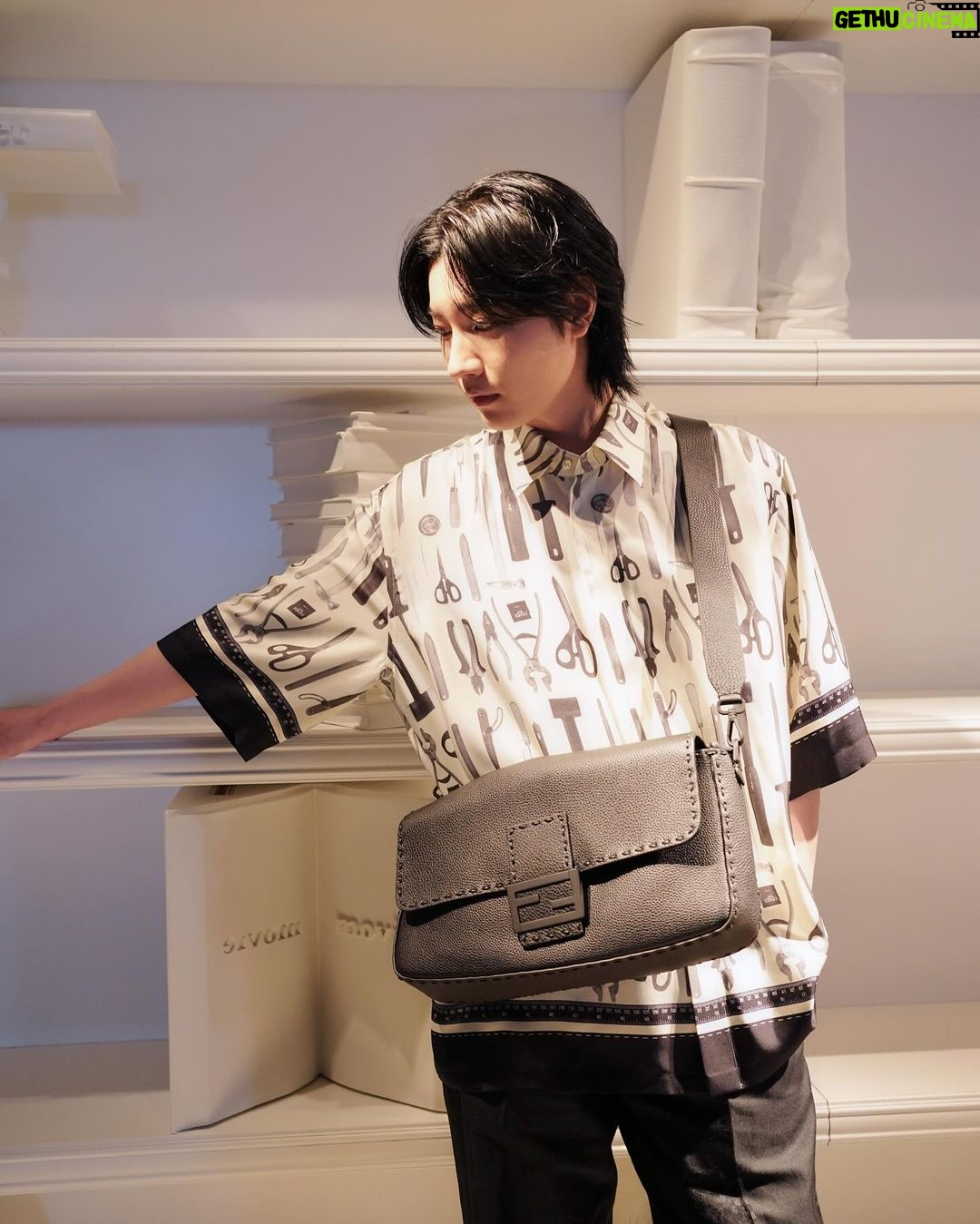 Dori Sakurada - 66K Likes - FENDI
フェンディのセレリア バゲット マキシ!
バゲットの大きめシリーズ好きです☺️
このブラックのカーブレザーも大好きな雰囲気です✨
そしてもうすぐ春夏の服の出番ですね😌
日焼けには気をつけたいけど、早く軽やかな服で遠出でもしたいなー!
バゲット マキシにしっかり荷物を詰めて仲間とどこか遊びに行きたいです👜
皆さんは今年の夏は何かしたいことありますか?☀️
@FENDI #fendi #PR