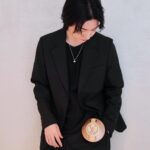Dori Sakurada Instagram - Louis Vuitton コンパクトでユニークな形状、持ち運びしやすいルイ・ヴィトンの新作スピーカー『LV ナノグラム・スピーカー』 付属ストラップを使ってバッグや洋服に合わせてコーディネートができます！ この未来的なフォルムが特に好きで、コンパクトなサイズ感、スピーカーとしてもファッションアイテムとしても両方とも最高のクオリティの中で完成されていて、この絶妙なバランス感が本当に卓越していて、ひたすら魅了されています🔥 大好きな音楽を大好きなアイテムで聴くと、より楽しく幸せな気分になります🎼 @louisvuitton 素敵なギフトをありがとうございます✨ #LVSpeaker #LVConnected #LouisVuitton #LVFashion #PR
