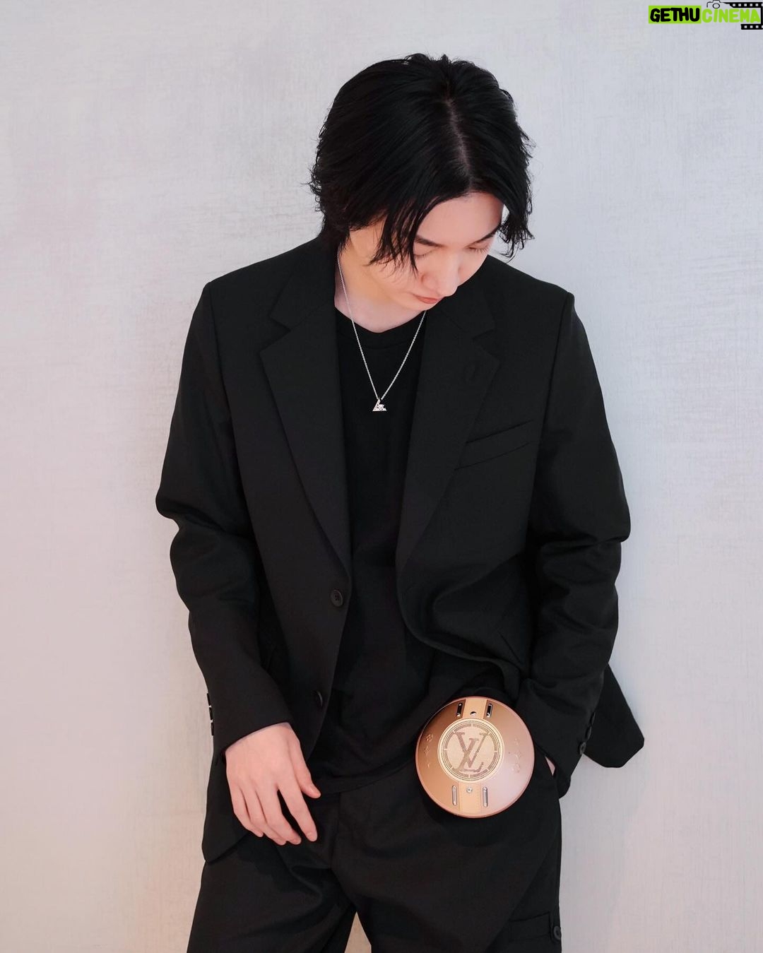 Dori Sakurada - 71.8K Likes - Louis Vuitton
コンパクトでユニークな形状、持ち運びしやすいルイ・ヴィトンの新作スピーカー『LV ナノグラム・スピーカー』
付属ストラップを使ってバッグや洋服に合わせてコーディネートができます!
この未来的なフォルムが特に好きで、コンパクトなサイズ感、スピーカーとしてもファッションアイテムとしても両方とも最高のクオリティの中で完成されていて、この絶妙なバランス感が本当に卓越していて、ひたすら魅了されています🔥
大好きな音楽を大好きなアイテムで聴くと、より楽しく幸せな気分になります🎼
@louisvuitton 素敵なギフトをありがとうございます✨
#LVSpeaker #LVConnected #LouisVuitton #LVFashion #PR