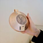 Dori Sakurada Instagram – Louis Vuitton

コンパクトでユニークな形状、持ち運びしやすいルイ・ヴィトンの新作スピーカー『LV ナノグラム・スピーカー』

付属ストラップを使ってバッグや洋服に合わせてコーディネートができます！
この未来的なフォルムが特に好きで、コンパクトなサイズ感、スピーカーとしてもファッションアイテムとしても両方とも最高のクオリティの中で完成されていて、この絶妙なバランス感が本当に卓越していて、ひたすら魅了されています🔥

大好きな音楽を大好きなアイテムで聴くと、より楽しく幸せな気分になります🎼

@louisvuitton 素敵なギフトをありがとうございます✨

#LVSpeaker #LVConnected #LouisVuitton #LVFashion #PR