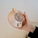 Dori Sakurada Instagram - Louis Vuitton コンパクトでユニークな形状、持ち運びしやすいルイ・ヴィトンの新作スピーカー『LV ナノグラム・スピーカー』 付属ストラップを使ってバッグや洋服に合わせてコーディネートができます！ この未来的なフォルムが特に好きで、コンパクトなサイズ感、スピーカーとしてもファッションアイテムとしても両方とも最高のクオリティの中で完成されていて、この絶妙なバランス感が本当に卓越していて、ひたすら魅了されています🔥 大好きな音楽を大好きなアイテムで聴くと、より楽しく幸せな気分になります🎼 @louisvuitton 素敵なギフトをありがとうございます✨ #LVSpeaker #LVConnected #LouisVuitton #LVFashion #PR