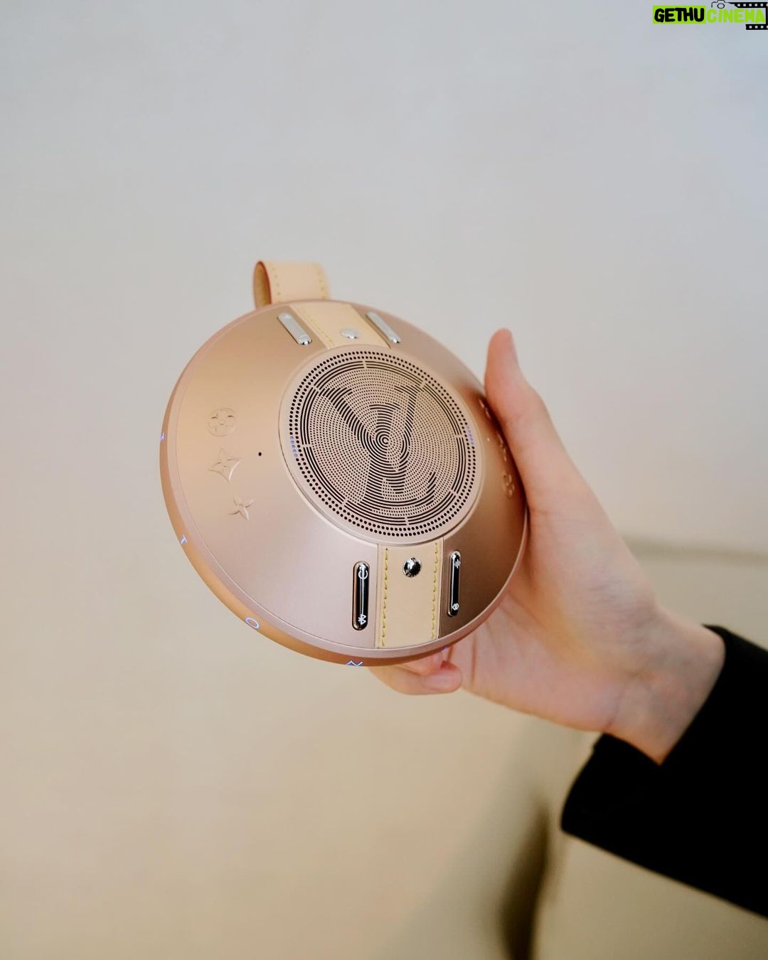 Dori Sakurada - 71.8K Likes - Louis Vuitton
コンパクトでユニークな形状、持ち運びしやすいルイ・ヴィトンの新作スピーカー『LV ナノグラム・スピーカー』
付属ストラップを使ってバッグや洋服に合わせてコーディネートができます!
この未来的なフォルムが特に好きで、コンパクトなサイズ感、スピーカーとしてもファッションアイテムとしても両方とも最高のクオリティの中で完成されていて、この絶妙なバランス感が本当に卓越していて、ひたすら魅了されています🔥
大好きな音楽を大好きなアイテムで聴くと、より楽しく幸せな気分になります🎼
@louisvuitton 素敵なギフトをありがとうございます✨
#LVSpeaker #LVConnected #LouisVuitton #LVFashion #PR