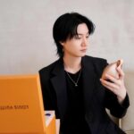 Dori Sakurada Instagram - Louis Vuitton コンパクトでユニークな形状、持ち運びしやすいルイ・ヴィトンの新作スピーカー『LV ナノグラム・スピーカー』 付属ストラップを使ってバッグや洋服に合わせてコーディネートができます！ この未来的なフォルムが特に好きで、コンパクトなサイズ感、スピーカーとしてもファッションアイテムとしても両方とも最高のクオリティの中で完成されていて、この絶妙なバランス感が本当に卓越していて、ひたすら魅了されています🔥 大好きな音楽を大好きなアイテムで聴くと、より楽しく幸せな気分になります🎼 @louisvuitton 素敵なギフトをありがとうございます✨ #LVSpeaker #LVConnected #LouisVuitton #LVFashion #PR