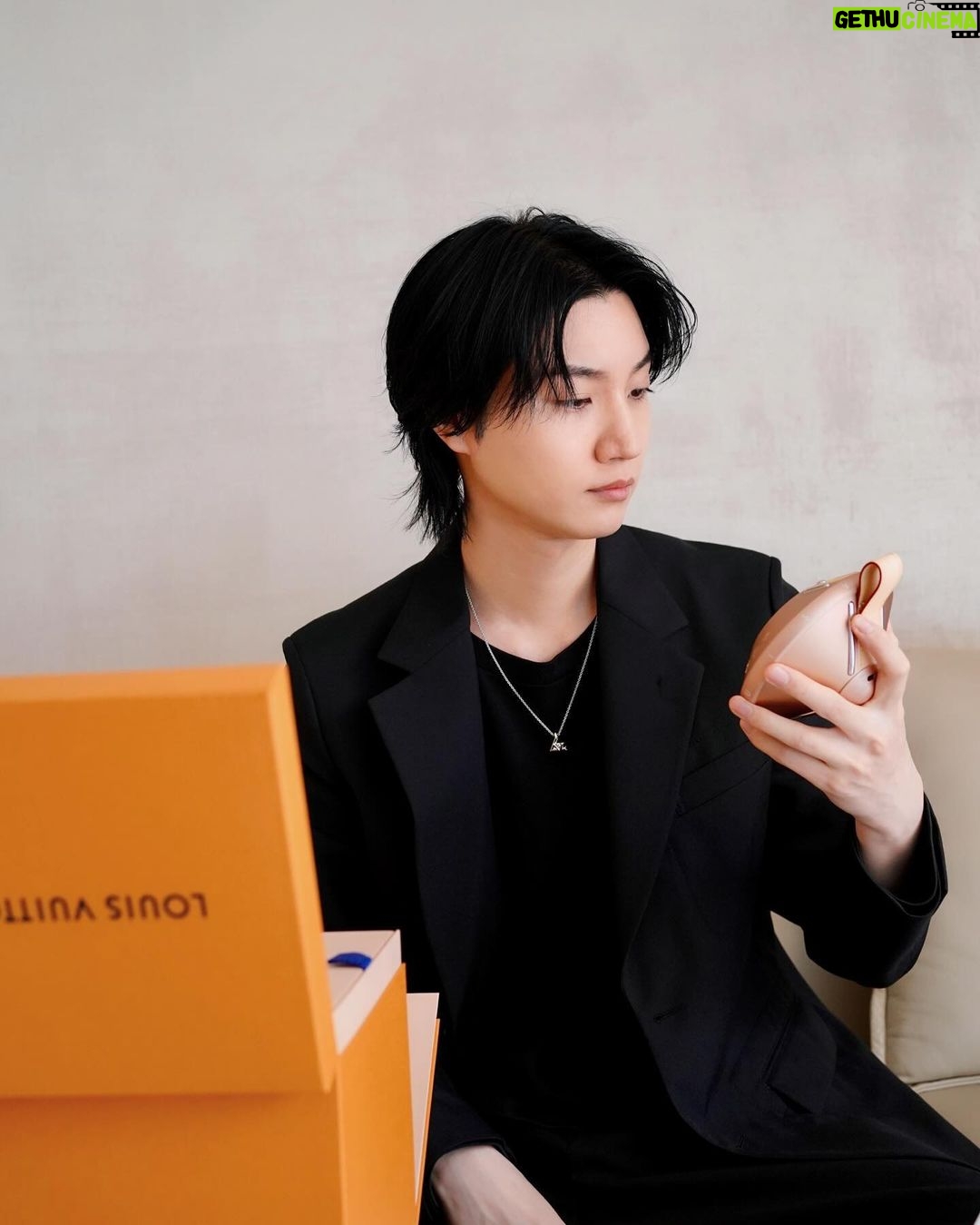 Dori Sakurada - 71.8K Likes - Louis Vuitton
コンパクトでユニークな形状、持ち運びしやすいルイ・ヴィトンの新作スピーカー『LV ナノグラム・スピーカー』
付属ストラップを使ってバッグや洋服に合わせてコーディネートができます!
この未来的なフォルムが特に好きで、コンパクトなサイズ感、スピーカーとしてもファッションアイテムとしても両方とも最高のクオリティの中で完成されていて、この絶妙なバランス感が本当に卓越していて、ひたすら魅了されています🔥
大好きな音楽を大好きなアイテムで聴くと、より楽しく幸せな気分になります🎼
@louisvuitton 素敵なギフトをありがとうございます✨
#LVSpeaker #LVConnected #LouisVuitton #LVFashion #PR