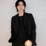 Dori Sakurada Instagram - Louis Vuitton コンパクトでユニークな形状、持ち運びしやすいルイ・ヴィトンの新作スピーカー『LV ナノグラム・スピーカー』 付属ストラップを使ってバッグや洋服に合わせてコーディネートができます！ この未来的なフォルムが特に好きで、コンパクトなサイズ感、スピーカーとしてもファッションアイテムとしても両方とも最高のクオリティの中で完成されていて、この絶妙なバランス感が本当に卓越していて、ひたすら魅了されています🔥 大好きな音楽を大好きなアイテムで聴くと、より楽しく幸せな気分になります🎼 @louisvuitton 素敵なギフトをありがとうございます✨ #LVSpeaker #LVConnected #LouisVuitton #LVFashion #PR