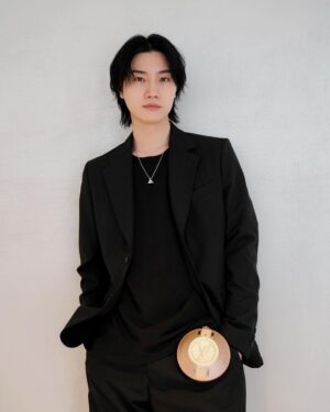 Dori Sakurada Instagram - Louis Vuitton

コンパクトでユニークな形状、持ち運びしやすいルイ・ヴィトンの新作スピーカー『LV ナノグラム・スピーカー』

付属ストラップを使ってバッグや洋服に合わせてコーディネートができます！
この未来的なフォルムが特に好きで、コンパクトなサイズ感、スピーカーとしてもファッションアイテムとしても両方とも最高のクオリティの中で完成されていて、この絶妙なバランス感が本当に卓越していて、ひたすら魅了されています🔥

大好きな音楽を大好きなアイテムで聴くと、より楽しく幸せな気分になります🎼

@louisvuitton 素敵なギフトをありがとうございます✨

#LVSpeaker #LVConnected #LouisVuitton #LVFashion #PR