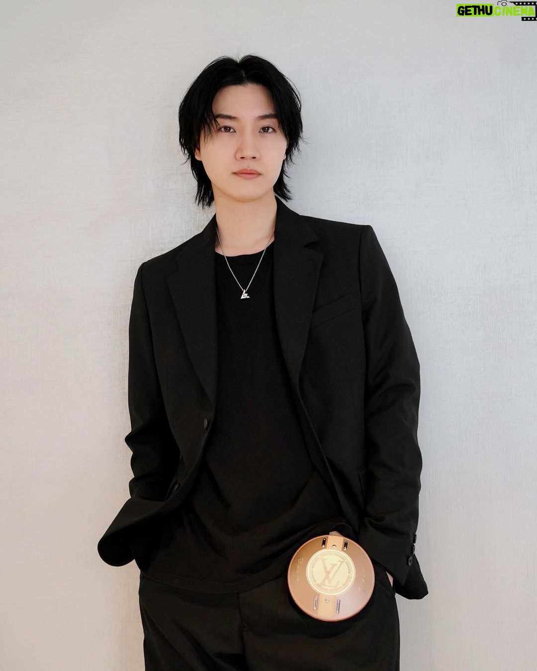 Dori Sakurada - 71.8K Likes - Louis Vuitton
コンパクトでユニークな形状、持ち運びしやすいルイ・ヴィトンの新作スピーカー『LV ナノグラム・スピーカー』
付属ストラップを使ってバッグや洋服に合わせてコーディネートができます!
この未来的なフォルムが特に好きで、コンパクトなサイズ感、スピーカーとしてもファッションアイテムとしても両方とも最高のクオリティの中で完成されていて、この絶妙なバランス感が本当に卓越していて、ひたすら魅了されています🔥
大好きな音楽を大好きなアイテムで聴くと、より楽しく幸せな気分になります🎼
@louisvuitton 素敵なギフトをありがとうございます✨
#LVSpeaker #LVConnected #LouisVuitton #LVFashion #PR