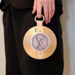 Dori Sakurada Instagram - Louis Vuitton コンパクトでユニークな形状、持ち運びしやすいルイ・ヴィトンの新作スピーカー『LV ナノグラム・スピーカー』 付属ストラップを使ってバッグや洋服に合わせてコーディネートができます！ この未来的なフォルムが特に好きで、コンパクトなサイズ感、スピーカーとしてもファッションアイテムとしても両方とも最高のクオリティの中で完成されていて、この絶妙なバランス感が本当に卓越していて、ひたすら魅了されています🔥 大好きな音楽を大好きなアイテムで聴くと、より楽しく幸せな気分になります🎼 @louisvuitton 素敵なギフトをありがとうございます✨ #LVSpeaker #LVConnected #LouisVuitton #LVFashion #PR