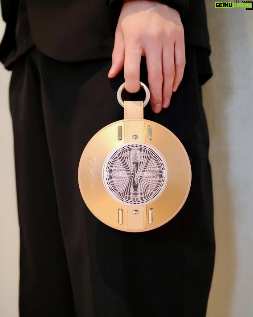Dori Sakurada Instagram - Louis Vuitton コンパクトでユニークな形状、持ち運びしやすいルイ・ヴィトンの新作スピーカー『LV ナノグラム・スピーカー』 付属ストラップを使ってバッグや洋服に合わせてコーディネートができます！ この未来的なフォルムが特に好きで、コンパクトなサイズ感、スピーカーとしてもファッションアイテムとしても両方とも最高のクオリティの中で完成されていて、この絶妙なバランス感が本当に卓越していて、ひたすら魅了されています🔥 大好きな音楽を大好きなアイテムで聴くと、より楽しく幸せな気分になります🎼 @louisvuitton 素敵なギフトをありがとうございます✨ #LVSpeaker #LVConnected #LouisVuitton #LVFashion #PR