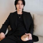 Dori Sakurada Instagram - Louis Vuitton コンパクトでユニークな形状、持ち運びしやすいルイ・ヴィトンの新作スピーカー『LV ナノグラム・スピーカー』 付属ストラップを使ってバッグや洋服に合わせてコーディネートができます！ この未来的なフォルムが特に好きで、コンパクトなサイズ感、スピーカーとしてもファッションアイテムとしても両方とも最高のクオリティの中で完成されていて、この絶妙なバランス感が本当に卓越していて、ひたすら魅了されています🔥 大好きな音楽を大好きなアイテムで聴くと、より楽しく幸せな気分になります🎼 @louisvuitton 素敵なギフトをありがとうございます✨ #LVSpeaker #LVConnected #LouisVuitton #LVFashion #PR