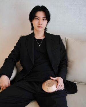 Dori Sakurada Instagram - Louis Vuitton

コンパクトでユニークな形状、持ち運びしやすいルイ・ヴィトンの新作スピーカー『LV ナノグラム・スピーカー』

付属ストラップを使ってバッグや洋服に合わせてコーディネートができます！
この未来的なフォルムが特に好きで、コンパクトなサイズ感、スピーカーとしてもファッションアイテムとしても両方とも最高のクオリティの中で完成されていて、この絶妙なバランス感が本当に卓越していて、ひたすら魅了されています🔥

大好きな音楽を大好きなアイテムで聴くと、より楽しく幸せな気分になります🎼

@louisvuitton 素敵なギフトをありがとうございます✨

#LVSpeaker #LVConnected #LouisVuitton #LVFashion #PR