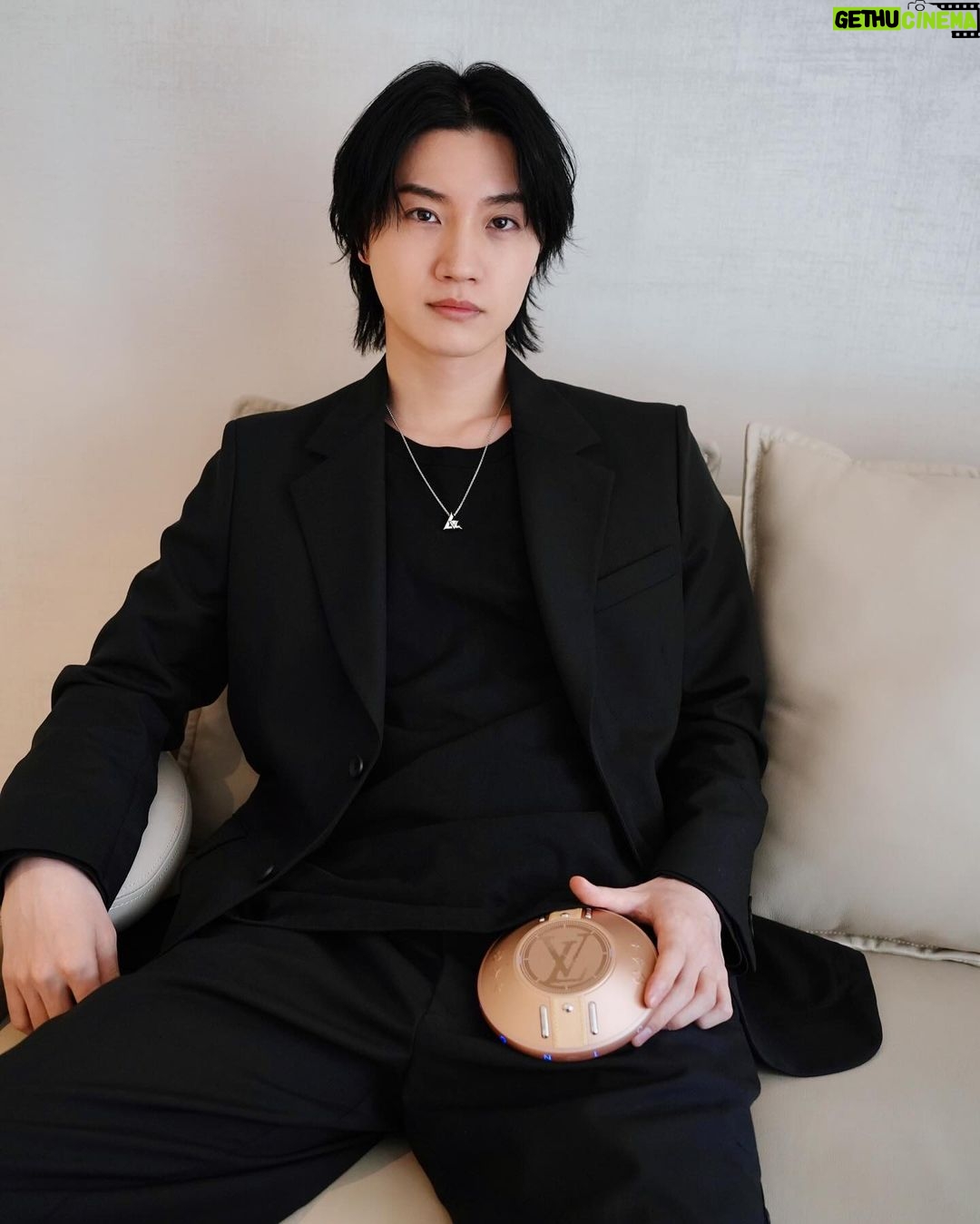 Dori Sakurada - 71.8K Likes - Louis Vuitton
コンパクトでユニークな形状、持ち運びしやすいルイ・ヴィトンの新作スピーカー『LV ナノグラム・スピーカー』
付属ストラップを使ってバッグや洋服に合わせてコーディネートができます!
この未来的なフォルムが特に好きで、コンパクトなサイズ感、スピーカーとしてもファッションアイテムとしても両方とも最高のクオリティの中で完成されていて、この絶妙なバランス感が本当に卓越していて、ひたすら魅了されています🔥
大好きな音楽を大好きなアイテムで聴くと、より楽しく幸せな気分になります🎼
@louisvuitton 素敵なギフトをありがとうございます✨
#LVSpeaker #LVConnected #LouisVuitton #LVFashion #PR
