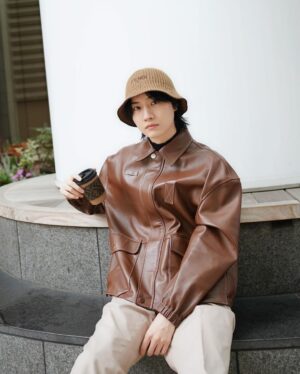 Dori Sakurada Instagram - FENDI

ブレンドされていない純粋なカモミールならカフェインも入ってないので、最近はお水以外を飲むならカモミールティーの一択です🤝

でもこのフェンディのカップで飲んだら何でも美味しく感じちゃいそう😊
木の繊維から作られたプラスチック代替え素材で作られた、こんなに素敵なのにサステナブルなアイテムです🪵

少しだけ暖かくなってきたけど、油断せず体調に気をつけて、こういうお気に入りの小物アイテムを見つけて日々のモチベーションを上げていきましょう✨

@FENDI #fendi #PR
