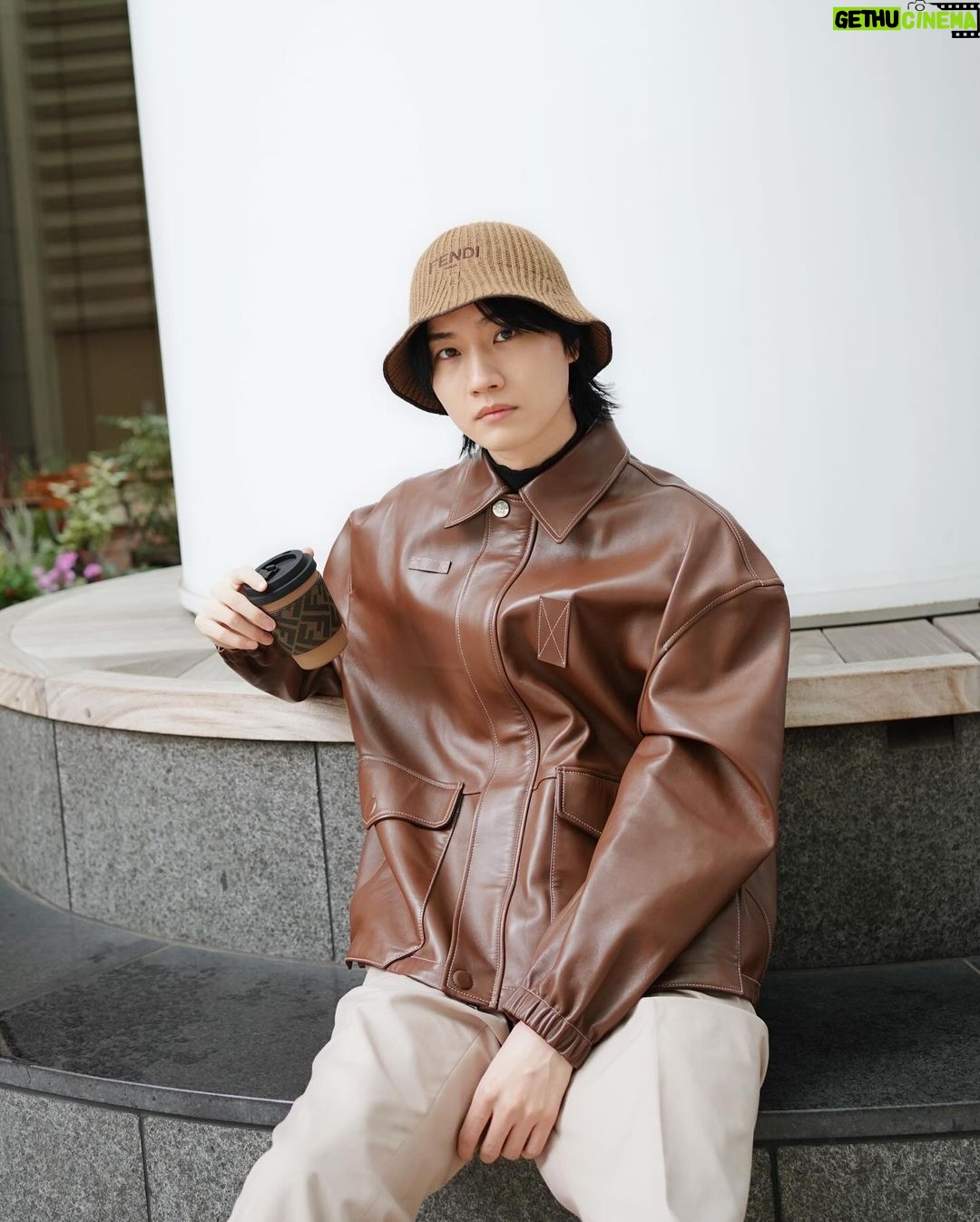 Dori Sakurada - 90.5K Likes - FENDI
ブレンドされていない純粋なカモミールならカフェインも入ってないので、最近はお水以外を飲むならカモミールティーの一択です🤝
でもこのフェンディのカップで飲んだら何でも美味しく感じちゃいそう😊
木の繊維から作られたプラスチック代替え素材で作られた、こんなに素敵なのにサステナブルなアイテムです🪵
少しだけ暖かくなってきたけど、油断せず体調に気をつけて、こういうお気に入りの小物アイテムを見つけて日々のモチベーションを上げていきましょう✨
@FENDI #fendi #PR