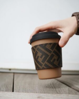Dori Sakurada Instagram - FENDI

ブレンドされていない純粋なカモミールならカフェインも入ってないので、最近はお水以外を飲むならカモミールティーの一択です🤝

でもこのフェンディのカップで飲んだら何でも美味しく感じちゃいそう😊
木の繊維から作られたプラスチック代替え素材で作られた、こんなに素敵なのにサステナブルなアイテムです🪵

少しだけ暖かくなってきたけど、油断せず体調に気をつけて、こういうお気に入りの小物アイテムを見つけて日々のモチベーションを上げていきましょう✨

@FENDI #fendi #PR
