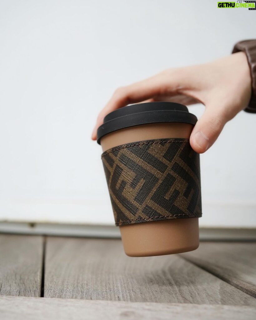 Dori Sakurada Instagram - FENDI ブレンドされていない純粋なカモミールならカフェインも入ってないので、最近はお水以外を飲むならカモミールティーの一択です🤝 でもこのフェンディのカップで飲んだら何でも美味しく感じちゃいそう😊 木の繊維から作られたプラスチック代替え素材で作られた、こんなに素敵なのにサステナブルなアイテムです🪵 少しだけ暖かくなってきたけど、油断せず体調に気をつけて、こういうお気に入りの小物アイテムを見つけて日々のモチベーションを上げていきましょう✨ @FENDI #fendi #PR