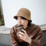 Dori Sakurada Instagram - FENDI ブレンドされていない純粋なカモミールならカフェインも入ってないので、最近はお水以外を飲むならカモミールティーの一択です🤝 でもこのフェンディのカップで飲んだら何でも美味しく感じちゃいそう😊 木の繊維から作られたプラスチック代替え素材で作られた、こんなに素敵なのにサステナブルなアイテムです🪵 少しだけ暖かくなってきたけど、油断せず体調に気をつけて、こういうお気に入りの小物アイテムを見つけて日々のモチベーションを上げていきましょう✨ @FENDI #fendi #PR