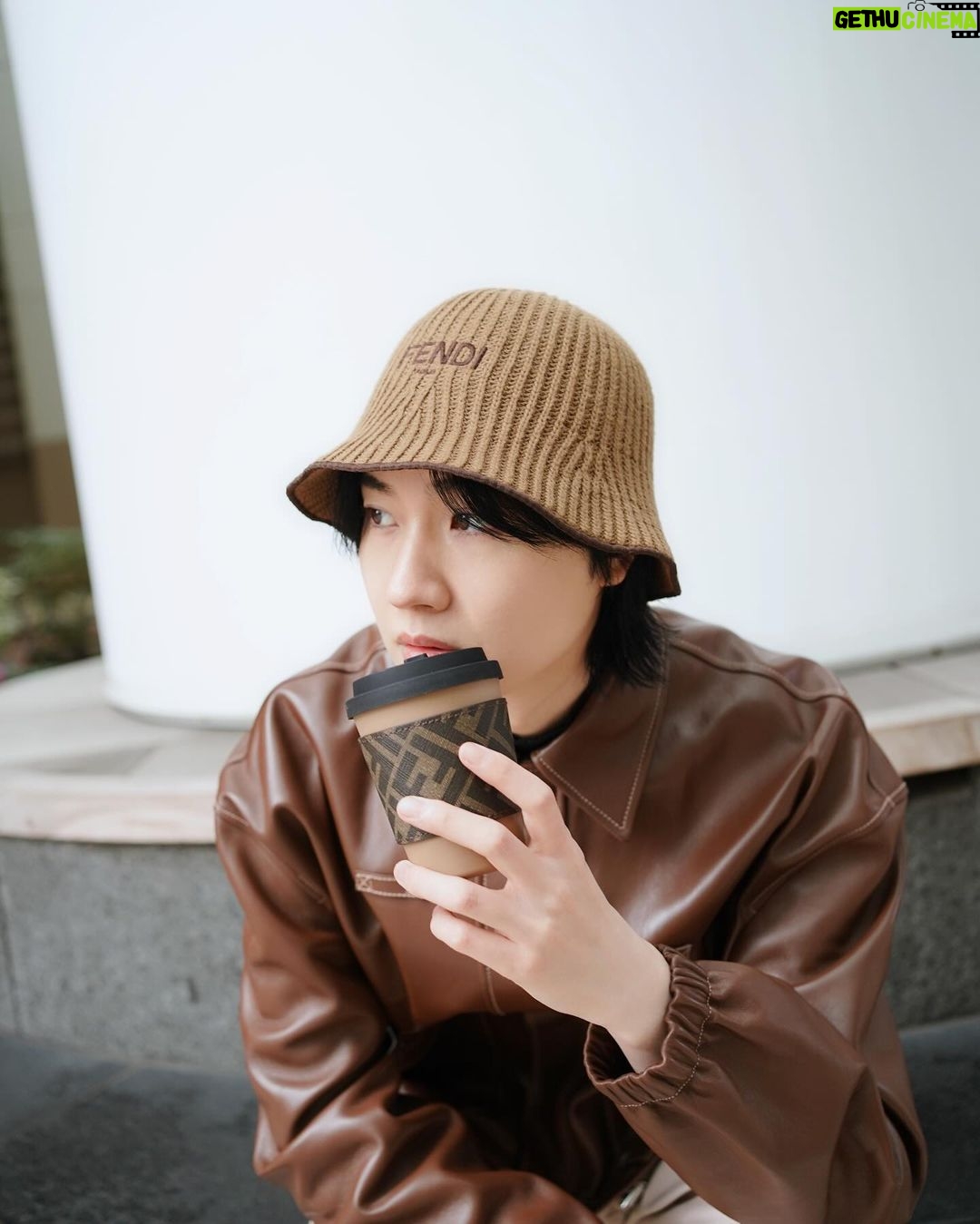 Dori Sakurada - 90.5K Likes - FENDI
ブレンドされていない純粋なカモミールならカフェインも入ってないので、最近はお水以外を飲むならカモミールティーの一択です🤝
でもこのフェンディのカップで飲んだら何でも美味しく感じちゃいそう😊
木の繊維から作られたプラスチック代替え素材で作られた、こんなに素敵なのにサステナブルなアイテムです🪵
少しだけ暖かくなってきたけど、油断せず体調に気をつけて、こういうお気に入りの小物アイテムを見つけて日々のモチベーションを上げていきましょう✨
@FENDI #fendi #PR