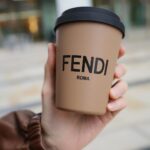 Dori Sakurada Instagram – FENDI

ブレンドされていない純粋なカモミールならカフェインも入ってないので、最近はお水以外を飲むならカモミールティーの一択です🤝

でもこのフェンディのカップで飲んだら何でも美味しく感じちゃいそう😊
木の繊維から作られたプラスチック代替え素材で作られた、こんなに素敵なのにサステナブルなアイテムです🪵

少しだけ暖かくなってきたけど、油断せず体調に気をつけて、こういうお気に入りの小物アイテムを見つけて日々のモチベーションを上げていきましょう✨

@FENDI #fendi #PR