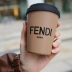 Dori Sakurada Instagram - FENDI ブレンドされていない純粋なカモミールならカフェインも入ってないので、最近はお水以外を飲むならカモミールティーの一択です🤝 でもこのフェンディのカップで飲んだら何でも美味しく感じちゃいそう😊 木の繊維から作られたプラスチック代替え素材で作られた、こんなに素敵なのにサステナブルなアイテムです🪵 少しだけ暖かくなってきたけど、油断せず体調に気をつけて、こういうお気に入りの小物アイテムを見つけて日々のモチベーションを上げていきましょう✨ @FENDI #fendi #PR