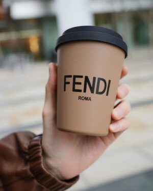Dori Sakurada Instagram - FENDI

ブレンドされていない純粋なカモミールならカフェインも入ってないので、最近はお水以外を飲むならカモミールティーの一択です🤝

でもこのフェンディのカップで飲んだら何でも美味しく感じちゃいそう😊
木の繊維から作られたプラスチック代替え素材で作られた、こんなに素敵なのにサステナブルなアイテムです🪵

少しだけ暖かくなってきたけど、油断せず体調に気をつけて、こういうお気に入りの小物アイテムを見つけて日々のモチベーションを上げていきましょう✨

@FENDI #fendi #PR