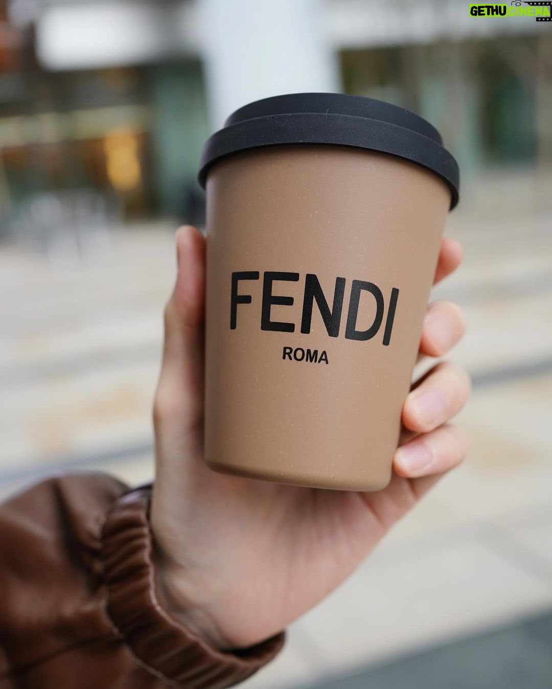 Dori Sakurada - 90.5K Likes - FENDI
ブレンドされていない純粋なカモミールならカフェインも入ってないので、最近はお水以外を飲むならカモミールティーの一択です🤝
でもこのフェンディのカップで飲んだら何でも美味しく感じちゃいそう😊
木の繊維から作られたプラスチック代替え素材で作られた、こんなに素敵なのにサステナブルなアイテムです🪵
少しだけ暖かくなってきたけど、油断せず体調に気をつけて、こういうお気に入りの小物アイテムを見つけて日々のモチベーションを上げていきましょう✨
@FENDI #fendi #PR