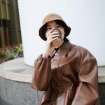 Dori Sakurada Instagram - FENDI ブレンドされていない純粋なカモミールならカフェインも入ってないので、最近はお水以外を飲むならカモミールティーの一択です🤝 でもこのフェンディのカップで飲んだら何でも美味しく感じちゃいそう😊 木の繊維から作られたプラスチック代替え素材で作られた、こんなに素敵なのにサステナブルなアイテムです🪵 少しだけ暖かくなってきたけど、油断せず体調に気をつけて、こういうお気に入りの小物アイテムを見つけて日々のモチベーションを上げていきましょう✨ @FENDI #fendi #PR