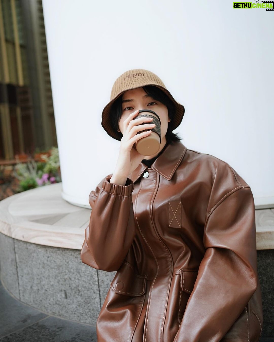 Dori Sakurada - 90.5K Likes - FENDI
ブレンドされていない純粋なカモミールならカフェインも入ってないので、最近はお水以外を飲むならカモミールティーの一択です🤝
でもこのフェンディのカップで飲んだら何でも美味しく感じちゃいそう😊
木の繊維から作られたプラスチック代替え素材で作られた、こんなに素敵なのにサステナブルなアイテムです🪵
少しだけ暖かくなってきたけど、油断せず体調に気をつけて、こういうお気に入りの小物アイテムを見つけて日々のモチベーションを上げていきましょう✨
@FENDI #fendi #PR