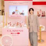 Dori Sakurada Instagram - CLARINS スキンケア&メイクアップの両方に力を入れていて、自然由来の成分にこだわった製品を展開し続けている今年70周年のブランド『クラランス』から、スプリングコレクション『クラランス パティスリー コレクション』が登場します！ コレクションを記念した新宿伊勢丹で開催されているポップアップにも行ってきました！ フランスでも特に愛されているスキンケアブランドであることから、今年はフランスが誇る"パティスリー文化"とコラボしたコレクションとなっています🍰✨ 中でも『フィックス メイクアップ P 50mL』はまるでローズソルベを味わうような華やかフレッシュさで、化粧崩れ対策から乾燥対策までしてくれます！ 皆さんにもこのローズソルベのような香りと細かいミストをぜひ試してみてほしいです！ そして限定の刻印サービスでキャップ部分に’DORI♡’と刻印もしてもらいました😊 特別感もアップして嬉しいです！ さらに『リップコンフォートオイル 18 7mL』はヘーゼルナッツ マカロンのようなシックでトレンド感あふれるカラーに！ヘーゼルナッツ マカロンの香りがとても甘く柔らかな印象でした！ たっぷりのトリートメント成分が唇をやさしく包みこみ長時間保湿し守ってくれます✨ 他にも、『ウォーターリップ ステイン 10 7mL』 『UV－プラス マルチ デイ スクリーン N ロージーグロウ P SPF50/PA++++ 30mL』 『ハンド／ネイル トリートメント クリーム P 30mL』  など、クラランス パティスリー コレクションは5つのアイテムからその世界観が構築されています！  自然由来の製品なので肌にも気遣いながら、バレンタインの季節にぴったりの可愛らしいアイテムを楽しむことができるのが嬉しいです😊 バレンタインギフトにもおすすめです✨  ポップアップは2月14日（水）から2月20日（火）まで、伊勢丹新宿店本館 1階 化粧品/プロモーションにて開催されています！  百貨店では初のフィックス メイクアップ Pの刻印サービスや8250円(税込)以上ご購入いただいた方へのプレゼントなどもあるので是非遊びに行ってみてくださいね✨  #PR #クラランス #クラランスパティスリー