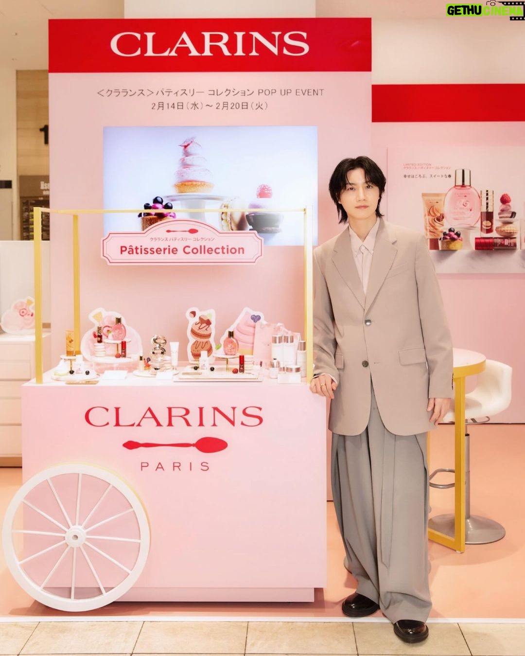 Dori Sakurada Instagram - CLARINS スキンケア&メイクアップの両方に力を入れていて、自然由来の成分にこだわった製品を展開し続けている今年70周年のブランド『クラランス』から、スプリングコレクション『クラランス パティスリー コレクション』が登場します! コレクションを記念した新宿伊勢丹で開催されているポップアップにも行ってきました! フランスでも特に愛されているスキンケアブランドであることから、今年はフランスが誇る"パティスリー文化"とコラボしたコレクションとなっています🍰✨ 中でも『フィックス メイクアップ P 50mL』はまるでローズソルベを味わうような華やかフレッシュさで、化粧崩れ対策から乾燥対策までしてくれます! 皆さんにもこのローズソルベのような香りと細かいミストをぜひ試してみてほしいです! そして限定の刻印サービスでキャップ部分に’DORI♡’と刻印もしてもらいました😊 特別感もアップして嬉しいです! さらに『リップコンフォートオイル 18 7mL』はヘーゼルナッツ マカロンのようなシックでトレンド感あふれるカラーに!ヘーゼルナッツ マカロンの香りがとても甘く柔らかな印象でした!
たっぷりのトリートメント成分が唇をやさしく包みこみ長時間保湿し守ってくれます✨ 他にも、『ウォーターリップ ステイン 10 7mL』
『UV-プラス マルチ デイ スクリーン N ロージーグロウ P SPF50/PA++++ 30mL』
『ハンド/ネイル トリートメント クリーム P 30mL』
など、クラランス パティスリー コレクションは5つのアイテムからその世界観が構築されています!
自然由来の製品なので肌にも気遣いながら、バレンタインの季節にぴったりの可愛らしいアイテムを楽しむことができるのが嬉しいです😊 バレンタインギフトにもおすすめです✨
ポップアップは2月14日(水)から2月20日(火)まで、伊勢丹新宿店本館 1階 化粧品/プロモーションにて開催されています!
百貨店では初のフィックス メイクアップ Pの刻印サービスや8250円(税込)以上ご購入いただいた方へのプレゼントなどもあるので是非遊びに行ってみてくださいね✨
#PR #クラランス #クラランスパティスリー
