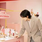 Dori Sakurada Instagram - CLARINS スキンケア&メイクアップの両方に力を入れていて、自然由来の成分にこだわった製品を展開し続けている今年70周年のブランド『クラランス』から、スプリングコレクション『クラランス パティスリー コレクション』が登場します！ コレクションを記念した新宿伊勢丹で開催されているポップアップにも行ってきました！ フランスでも特に愛されているスキンケアブランドであることから、今年はフランスが誇る"パティスリー文化"とコラボしたコレクションとなっています🍰✨ 中でも『フィックス メイクアップ P 50mL』はまるでローズソルベを味わうような華やかフレッシュさで、化粧崩れ対策から乾燥対策までしてくれます！ 皆さんにもこのローズソルベのような香りと細かいミストをぜひ試してみてほしいです！ そして限定の刻印サービスでキャップ部分に’DORI♡’と刻印もしてもらいました😊 特別感もアップして嬉しいです！ さらに『リップコンフォートオイル 18 7mL』はヘーゼルナッツ マカロンのようなシックでトレンド感あふれるカラーに！ヘーゼルナッツ マカロンの香りがとても甘く柔らかな印象でした！ たっぷりのトリートメント成分が唇をやさしく包みこみ長時間保湿し守ってくれます✨ 他にも、『ウォーターリップ ステイン 10 7mL』 『UV－プラス マルチ デイ スクリーン N ロージーグロウ P SPF50/PA++++ 30mL』 『ハンド／ネイル トリートメント クリーム P 30mL』  など、クラランス パティスリー コレクションは5つのアイテムからその世界観が構築されています！  自然由来の製品なので肌にも気遣いながら、バレンタインの季節にぴったりの可愛らしいアイテムを楽しむことができるのが嬉しいです😊 バレンタインギフトにもおすすめです✨  ポップアップは2月14日（水）から2月20日（火）まで、伊勢丹新宿店本館 1階 化粧品/プロモーションにて開催されています！  百貨店では初のフィックス メイクアップ Pの刻印サービスや8250円(税込)以上ご購入いただいた方へのプレゼントなどもあるので是非遊びに行ってみてくださいね✨  #PR #クラランス #クラランスパティスリー