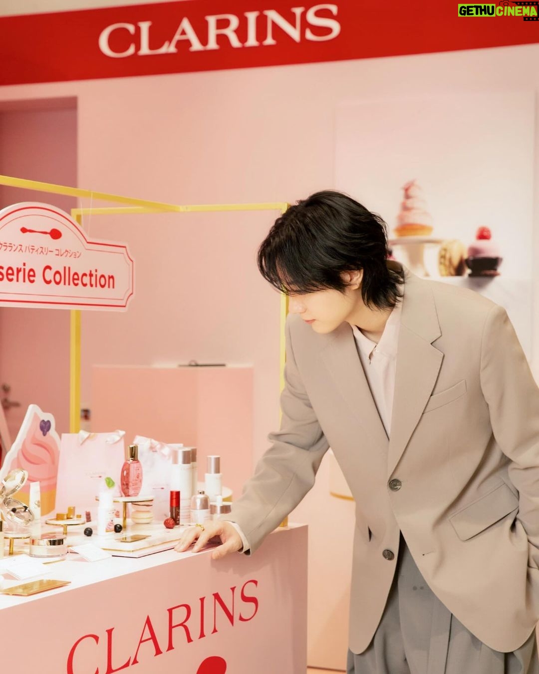 Dori Sakurada Instagram - CLARINS スキンケア&メイクアップの両方に力を入れていて、自然由来の成分にこだわった製品を展開し続けている今年70周年のブランド『クラランス』から、スプリングコレクション『クラランス パティスリー コレクション』が登場します! コレクションを記念した新宿伊勢丹で開催されているポップアップにも行ってきました! フランスでも特に愛されているスキンケアブランドであることから、今年はフランスが誇る"パティスリー文化"とコラボしたコレクションとなっています🍰✨ 中でも『フィックス メイクアップ P 50mL』はまるでローズソルベを味わうような華やかフレッシュさで、化粧崩れ対策から乾燥対策までしてくれます! 皆さんにもこのローズソルベのような香りと細かいミストをぜひ試してみてほしいです! そして限定の刻印サービスでキャップ部分に’DORI♡’と刻印もしてもらいました😊 特別感もアップして嬉しいです! さらに『リップコンフォートオイル 18 7mL』はヘーゼルナッツ マカロンのようなシックでトレンド感あふれるカラーに!ヘーゼルナッツ マカロンの香りがとても甘く柔らかな印象でした!
たっぷりのトリートメント成分が唇をやさしく包みこみ長時間保湿し守ってくれます✨ 他にも、『ウォーターリップ ステイン 10 7mL』
『UV-プラス マルチ デイ スクリーン N ロージーグロウ P SPF50/PA++++ 30mL』
『ハンド/ネイル トリートメント クリーム P 30mL』
など、クラランス パティスリー コレクションは5つのアイテムからその世界観が構築されています!
自然由来の製品なので肌にも気遣いながら、バレンタインの季節にぴったりの可愛らしいアイテムを楽しむことができるのが嬉しいです😊 バレンタインギフトにもおすすめです✨
ポップアップは2月14日(水)から2月20日(火)まで、伊勢丹新宿店本館 1階 化粧品/プロモーションにて開催されています!
百貨店では初のフィックス メイクアップ Pの刻印サービスや8250円(税込)以上ご購入いただいた方へのプレゼントなどもあるので是非遊びに行ってみてくださいね✨
#PR #クラランス #クラランスパティスリー