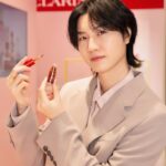 Dori Sakurada Instagram - CLARINS スキンケア&メイクアップの両方に力を入れていて、自然由来の成分にこだわった製品を展開し続けている今年70周年のブランド『クラランス』から、スプリングコレクション『クラランス パティスリー コレクション』が登場します！ コレクションを記念した新宿伊勢丹で開催されているポップアップにも行ってきました！ フランスでも特に愛されているスキンケアブランドであることから、今年はフランスが誇る"パティスリー文化"とコラボしたコレクションとなっています🍰✨ 中でも『フィックス メイクアップ P 50mL』はまるでローズソルベを味わうような華やかフレッシュさで、化粧崩れ対策から乾燥対策までしてくれます！ 皆さんにもこのローズソルベのような香りと細かいミストをぜひ試してみてほしいです！ そして限定の刻印サービスでキャップ部分に’DORI♡’と刻印もしてもらいました😊 特別感もアップして嬉しいです！ さらに『リップコンフォートオイル 18 7mL』はヘーゼルナッツ マカロンのようなシックでトレンド感あふれるカラーに！ヘーゼルナッツ マカロンの香りがとても甘く柔らかな印象でした！ たっぷりのトリートメント成分が唇をやさしく包みこみ長時間保湿し守ってくれます✨ 他にも、『ウォーターリップ ステイン 10 7mL』 『UV－プラス マルチ デイ スクリーン N ロージーグロウ P SPF50/PA++++ 30mL』 『ハンド／ネイル トリートメント クリーム P 30mL』  など、クラランス パティスリー コレクションは5つのアイテムからその世界観が構築されています！  自然由来の製品なので肌にも気遣いながら、バレンタインの季節にぴったりの可愛らしいアイテムを楽しむことができるのが嬉しいです😊 バレンタインギフトにもおすすめです✨  ポップアップは2月14日（水）から2月20日（火）まで、伊勢丹新宿店本館 1階 化粧品/プロモーションにて開催されています！  百貨店では初のフィックス メイクアップ Pの刻印サービスや8250円(税込)以上ご購入いただいた方へのプレゼントなどもあるので是非遊びに行ってみてくださいね✨  #PR #クラランス #クラランスパティスリー