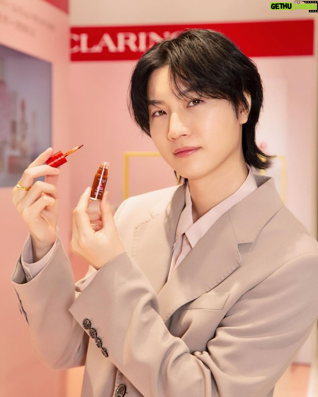 Dori Sakurada Instagram - CLARINS スキンケア&メイクアップの両方に力を入れていて、自然由来の成分にこだわった製品を展開し続けている今年70周年のブランド『クラランス』から、スプリングコレクション『クラランス パティスリー コレクション』が登場します! コレクションを記念した新宿伊勢丹で開催されているポップアップにも行ってきました! フランスでも特に愛されているスキンケアブランドであることから、今年はフランスが誇る"パティスリー文化"とコラボしたコレクションとなっています🍰✨ 中でも『フィックス メイクアップ P 50mL』はまるでローズソルベを味わうような華やかフレッシュさで、化粧崩れ対策から乾燥対策までしてくれます! 皆さんにもこのローズソルベのような香りと細かいミストをぜひ試してみてほしいです! そして限定の刻印サービスでキャップ部分に’DORI♡’と刻印もしてもらいました😊 特別感もアップして嬉しいです! さらに『リップコンフォートオイル 18 7mL』はヘーゼルナッツ マカロンのようなシックでトレンド感あふれるカラーに!ヘーゼルナッツ マカロンの香りがとても甘く柔らかな印象でした!
たっぷりのトリートメント成分が唇をやさしく包みこみ長時間保湿し守ってくれます✨ 他にも、『ウォーターリップ ステイン 10 7mL』
『UV-プラス マルチ デイ スクリーン N ロージーグロウ P SPF50/PA++++ 30mL』
『ハンド/ネイル トリートメント クリーム P 30mL』
など、クラランス パティスリー コレクションは5つのアイテムからその世界観が構築されています!
自然由来の製品なので肌にも気遣いながら、バレンタインの季節にぴったりの可愛らしいアイテムを楽しむことができるのが嬉しいです😊 バレンタインギフトにもおすすめです✨
ポップアップは2月14日(水)から2月20日(火)まで、伊勢丹新宿店本館 1階 化粧品/プロモーションにて開催されています!
百貨店では初のフィックス メイクアップ Pの刻印サービスや8250円(税込)以上ご購入いただいた方へのプレゼントなどもあるので是非遊びに行ってみてくださいね✨
#PR #クラランス #クラランスパティスリー