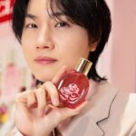 Dori Sakurada Instagram - CLARINS スキンケア&メイクアップの両方に力を入れていて、自然由来の成分にこだわった製品を展開し続けている今年70周年のブランド『クラランス』から、スプリングコレクション『クラランス パティスリー コレクション』が登場します！ コレクションを記念した新宿伊勢丹で開催されているポップアップにも行ってきました！ フランスでも特に愛されているスキンケアブランドであることから、今年はフランスが誇る"パティスリー文化"とコラボしたコレクションとなっています🍰✨ 中でも『フィックス メイクアップ P 50mL』はまるでローズソルベを味わうような華やかフレッシュさで、化粧崩れ対策から乾燥対策までしてくれます！ 皆さんにもこのローズソルベのような香りと細かいミストをぜひ試してみてほしいです！ そして限定の刻印サービスでキャップ部分に’DORI♡’と刻印もしてもらいました😊 特別感もアップして嬉しいです！ さらに『リップコンフォートオイル 18 7mL』はヘーゼルナッツ マカロンのようなシックでトレンド感あふれるカラーに！ヘーゼルナッツ マカロンの香りがとても甘く柔らかな印象でした！ たっぷりのトリートメント成分が唇をやさしく包みこみ長時間保湿し守ってくれます✨ 他にも、『ウォーターリップ ステイン 10 7mL』 『UV－プラス マルチ デイ スクリーン N ロージーグロウ P SPF50/PA++++ 30mL』 『ハンド／ネイル トリートメント クリーム P 30mL』  など、クラランス パティスリー コレクションは5つのアイテムからその世界観が構築されています！  自然由来の製品なので肌にも気遣いながら、バレンタインの季節にぴったりの可愛らしいアイテムを楽しむことができるのが嬉しいです😊 バレンタインギフトにもおすすめです✨  ポップアップは2月14日（水）から2月20日（火）まで、伊勢丹新宿店本館 1階 化粧品/プロモーションにて開催されています！  百貨店では初のフィックス メイクアップ Pの刻印サービスや8250円(税込)以上ご購入いただいた方へのプレゼントなどもあるので是非遊びに行ってみてくださいね✨  #PR #クラランス #クラランスパティスリー
