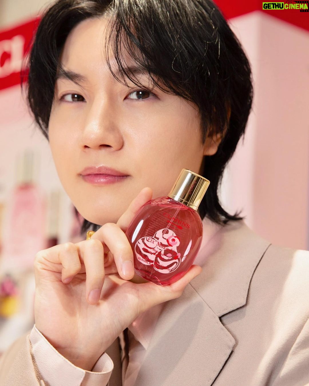 Dori Sakurada Instagram - CLARINS スキンケア&メイクアップの両方に力を入れていて、自然由来の成分にこだわった製品を展開し続けている今年70周年のブランド『クラランス』から、スプリングコレクション『クラランス パティスリー コレクション』が登場します! コレクションを記念した新宿伊勢丹で開催されているポップアップにも行ってきました! フランスでも特に愛されているスキンケアブランドであることから、今年はフランスが誇る"パティスリー文化"とコラボしたコレクションとなっています🍰✨ 中でも『フィックス メイクアップ P 50mL』はまるでローズソルベを味わうような華やかフレッシュさで、化粧崩れ対策から乾燥対策までしてくれます! 皆さんにもこのローズソルベのような香りと細かいミストをぜひ試してみてほしいです! そして限定の刻印サービスでキャップ部分に’DORI♡’と刻印もしてもらいました😊 特別感もアップして嬉しいです! さらに『リップコンフォートオイル 18 7mL』はヘーゼルナッツ マカロンのようなシックでトレンド感あふれるカラーに!ヘーゼルナッツ マカロンの香りがとても甘く柔らかな印象でした!
たっぷりのトリートメント成分が唇をやさしく包みこみ長時間保湿し守ってくれます✨ 他にも、『ウォーターリップ ステイン 10 7mL』
『UV-プラス マルチ デイ スクリーン N ロージーグロウ P SPF50/PA++++ 30mL』
『ハンド/ネイル トリートメント クリーム P 30mL』
など、クラランス パティスリー コレクションは5つのアイテムからその世界観が構築されています!
自然由来の製品なので肌にも気遣いながら、バレンタインの季節にぴったりの可愛らしいアイテムを楽しむことができるのが嬉しいです😊 バレンタインギフトにもおすすめです✨
ポップアップは2月14日(水)から2月20日(火)まで、伊勢丹新宿店本館 1階 化粧品/プロモーションにて開催されています!
百貨店では初のフィックス メイクアップ Pの刻印サービスや8250円(税込)以上ご購入いただいた方へのプレゼントなどもあるので是非遊びに行ってみてくださいね✨
#PR #クラランス #クラランスパティスリー