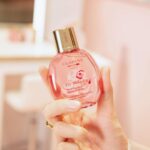 Dori Sakurada Instagram - CLARINS スキンケア&メイクアップの両方に力を入れていて、自然由来の成分にこだわった製品を展開し続けている今年70周年のブランド『クラランス』から、スプリングコレクション『クラランス パティスリー コレクション』が登場します！ コレクションを記念した新宿伊勢丹で開催されているポップアップにも行ってきました！ フランスでも特に愛されているスキンケアブランドであることから、今年はフランスが誇る"パティスリー文化"とコラボしたコレクションとなっています🍰✨ 中でも『フィックス メイクアップ P 50mL』はまるでローズソルベを味わうような華やかフレッシュさで、化粧崩れ対策から乾燥対策までしてくれます！ 皆さんにもこのローズソルベのような香りと細かいミストをぜひ試してみてほしいです！ そして限定の刻印サービスでキャップ部分に’DORI♡’と刻印もしてもらいました😊 特別感もアップして嬉しいです！ さらに『リップコンフォートオイル 18 7mL』はヘーゼルナッツ マカロンのようなシックでトレンド感あふれるカラーに！ヘーゼルナッツ マカロンの香りがとても甘く柔らかな印象でした！ たっぷりのトリートメント成分が唇をやさしく包みこみ長時間保湿し守ってくれます✨ 他にも、『ウォーターリップ ステイン 10 7mL』 『UV－プラス マルチ デイ スクリーン N ロージーグロウ P SPF50/PA++++ 30mL』 『ハンド／ネイル トリートメント クリーム P 30mL』  など、クラランス パティスリー コレクションは5つのアイテムからその世界観が構築されています！  自然由来の製品なので肌にも気遣いながら、バレンタインの季節にぴったりの可愛らしいアイテムを楽しむことができるのが嬉しいです😊 バレンタインギフトにもおすすめです✨  ポップアップは2月14日（水）から2月20日（火）まで、伊勢丹新宿店本館 1階 化粧品/プロモーションにて開催されています！  百貨店では初のフィックス メイクアップ Pの刻印サービスや8250円(税込)以上ご購入いただいた方へのプレゼントなどもあるので是非遊びに行ってみてくださいね✨  #PR #クラランス #クラランスパティスリー