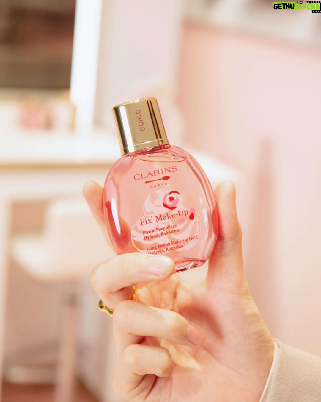Dori Sakurada Instagram - CLARINS スキンケア&メイクアップの両方に力を入れていて、自然由来の成分にこだわった製品を展開し続けている今年70周年のブランド『クラランス』から、スプリングコレクション『クラランス パティスリー コレクション』が登場します! コレクションを記念した新宿伊勢丹で開催されているポップアップにも行ってきました! フランスでも特に愛されているスキンケアブランドであることから、今年はフランスが誇る"パティスリー文化"とコラボしたコレクションとなっています🍰✨ 中でも『フィックス メイクアップ P 50mL』はまるでローズソルベを味わうような華やかフレッシュさで、化粧崩れ対策から乾燥対策までしてくれます! 皆さんにもこのローズソルベのような香りと細かいミストをぜひ試してみてほしいです! そして限定の刻印サービスでキャップ部分に’DORI♡’と刻印もしてもらいました😊 特別感もアップして嬉しいです! さらに『リップコンフォートオイル 18 7mL』はヘーゼルナッツ マカロンのようなシックでトレンド感あふれるカラーに!ヘーゼルナッツ マカロンの香りがとても甘く柔らかな印象でした!
たっぷりのトリートメント成分が唇をやさしく包みこみ長時間保湿し守ってくれます✨ 他にも、『ウォーターリップ ステイン 10 7mL』
『UV-プラス マルチ デイ スクリーン N ロージーグロウ P SPF50/PA++++ 30mL』
『ハンド/ネイル トリートメント クリーム P 30mL』
など、クラランス パティスリー コレクションは5つのアイテムからその世界観が構築されています!
自然由来の製品なので肌にも気遣いながら、バレンタインの季節にぴったりの可愛らしいアイテムを楽しむことができるのが嬉しいです😊 バレンタインギフトにもおすすめです✨
ポップアップは2月14日(水)から2月20日(火)まで、伊勢丹新宿店本館 1階 化粧品/プロモーションにて開催されています!
百貨店では初のフィックス メイクアップ Pの刻印サービスや8250円(税込)以上ご購入いただいた方へのプレゼントなどもあるので是非遊びに行ってみてくださいね✨
#PR #クラランス #クラランスパティスリー