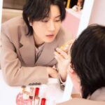 Dori Sakurada Instagram - CLARINS スキンケア&メイクアップの両方に力を入れていて、自然由来の成分にこだわった製品を展開し続けている今年70周年のブランド『クラランス』から、スプリングコレクション『クラランス パティスリー コレクション』が登場します！ コレクションを記念した新宿伊勢丹で開催されているポップアップにも行ってきました！ フランスでも特に愛されているスキンケアブランドであることから、今年はフランスが誇る"パティスリー文化"とコラボしたコレクションとなっています🍰✨ 中でも『フィックス メイクアップ P 50mL』はまるでローズソルベを味わうような華やかフレッシュさで、化粧崩れ対策から乾燥対策までしてくれます！ 皆さんにもこのローズソルベのような香りと細かいミストをぜひ試してみてほしいです！ そして限定の刻印サービスでキャップ部分に’DORI♡’と刻印もしてもらいました😊 特別感もアップして嬉しいです！ さらに『リップコンフォートオイル 18 7mL』はヘーゼルナッツ マカロンのようなシックでトレンド感あふれるカラーに！ヘーゼルナッツ マカロンの香りがとても甘く柔らかな印象でした！ たっぷりのトリートメント成分が唇をやさしく包みこみ長時間保湿し守ってくれます✨ 他にも、『ウォーターリップ ステイン 10 7mL』 『UV－プラス マルチ デイ スクリーン N ロージーグロウ P SPF50/PA++++ 30mL』 『ハンド／ネイル トリートメント クリーム P 30mL』  など、クラランス パティスリー コレクションは5つのアイテムからその世界観が構築されています！  自然由来の製品なので肌にも気遣いながら、バレンタインの季節にぴったりの可愛らしいアイテムを楽しむことができるのが嬉しいです😊 バレンタインギフトにもおすすめです✨  ポップアップは2月14日（水）から2月20日（火）まで、伊勢丹新宿店本館 1階 化粧品/プロモーションにて開催されています！  百貨店では初のフィックス メイクアップ Pの刻印サービスや8250円(税込)以上ご購入いただいた方へのプレゼントなどもあるので是非遊びに行ってみてくださいね✨  #PR #クラランス #クラランスパティスリー