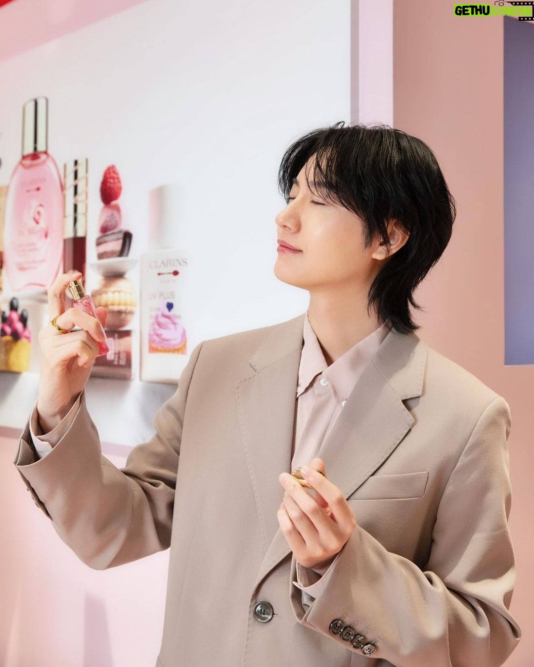 Dori Sakurada Instagram - CLARINS スキンケア&メイクアップの両方に力を入れていて、自然由来の成分にこだわった製品を展開し続けている今年70周年のブランド『クラランス』から、スプリングコレクション『クラランス パティスリー コレクション』が登場します! コレクションを記念した新宿伊勢丹で開催されているポップアップにも行ってきました! フランスでも特に愛されているスキンケアブランドであることから、今年はフランスが誇る"パティスリー文化"とコラボしたコレクションとなっています🍰✨ 中でも『フィックス メイクアップ P 50mL』はまるでローズソルベを味わうような華やかフレッシュさで、化粧崩れ対策から乾燥対策までしてくれます! 皆さんにもこのローズソルベのような香りと細かいミストをぜひ試してみてほしいです! そして限定の刻印サービスでキャップ部分に’DORI♡’と刻印もしてもらいました😊 特別感もアップして嬉しいです! さらに『リップコンフォートオイル 18 7mL』はヘーゼルナッツ マカロンのようなシックでトレンド感あふれるカラーに!ヘーゼルナッツ マカロンの香りがとても甘く柔らかな印象でした!
たっぷりのトリートメント成分が唇をやさしく包みこみ長時間保湿し守ってくれます✨ 他にも、『ウォーターリップ ステイン 10 7mL』
『UV-プラス マルチ デイ スクリーン N ロージーグロウ P SPF50/PA++++ 30mL』
『ハンド/ネイル トリートメント クリーム P 30mL』
など、クラランス パティスリー コレクションは5つのアイテムからその世界観が構築されています!
自然由来の製品なので肌にも気遣いながら、バレンタインの季節にぴったりの可愛らしいアイテムを楽しむことができるのが嬉しいです😊 バレンタインギフトにもおすすめです✨
ポップアップは2月14日(水)から2月20日(火)まで、伊勢丹新宿店本館 1階 化粧品/プロモーションにて開催されています!
百貨店では初のフィックス メイクアップ Pの刻印サービスや8250円(税込)以上ご購入いただいた方へのプレゼントなどもあるので是非遊びに行ってみてくださいね✨
#PR #クラランス #クラランスパティスリー