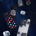 Dori Sakurada Instagram - DORI SAKURADA × CASETiFY この度ケースティファイさんとコラボレーションさせていただくことになりました！ 宇宙をスマホケースと同じく個々の自由な領域と捉え、その無限の可能性からインスピレーションを得て、今回のコレクションを制作いたしました✨ 宇宙には様々な解釈があり、地球に住む自分たちが空を見上げれば宇宙の存在を感じる瞬間があります。 星や惑星、そしてロケットが月へ向かう姿など、それぞれの宇宙への解釈があると思うのですが、一人一人の人生、その人の目線の先に一つずつ宇宙は広がっていると思っていて、本来そこはとても自由で幸せに溢れる空間であると信じています✨ そんな想いを込めて今回のコレクションを完成することができました！ そしてケースティファイさんは海外の方にもアイテムを届けることができるので、世界中の皆さんに今回のコラボレーションを楽しんでいただけることを願っています！ 「DORI SAKURADA× CASETiFY」 🚀Infinite Universe Sticker 自由な宇宙をテーマに、宇宙らしいロケットや月だけでなく、スニーカーや花、ケーキなど様々なモチーフが賑やかに浮かべました。 他人の意見に左右されず、好きなことを自分らしく楽しむという思いを込めました！ 🌘I Love You to the Moon & Back ” I Love You to the Moon & Back ”と、宇宙飛行士に扮した「どおりいぬ」をミックスしました🐶 言葉の持つ意味をわかりやすく伝えたいという意図からワンポイントデザインです。 🖤Heart Universe 「Love」「愛」を大事にしてほしい、というシンプルなメッセージを黒いハート型の惑星に込めて表現してみました。 中央を大胆にくり抜いたデザインはケースタイプによって印象が異なります。 ぜひ、手にとってくださる皆さんの思うままに楽しんで頂きたいです！ 🪐Chocolate Universe 惑星をカラフルなチョコレートに⾒⽴てました。 バレンタインのシーズンにもケースを付け替えて楽しんでもらえるように考えたデザインです🍫 僕もスマホケースを普段から付け替えたり楽しんでいて、こういうものがあれば良いなと思えるものを作ることができたので、是非沢山の方に楽しんでいただけると嬉しいです😊 @casetify_jp @casetify #DORISAKURADAxCASETiFY #PR