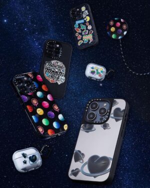 Dori Sakurada Instagram - DORI SAKURADA × CASETiFY

この度ケースティファイさんとコラボレーションさせていただくことになりました！

宇宙をスマホケースと同じく個々の自由な領域と捉え、その無限の可能性からインスピレーションを得て、今回のコレクションを制作いたしました✨

宇宙には様々な解釈があり、地球に住む自分たちが空を見上げれば宇宙の存在を感じる瞬間があります。
星や惑星、そしてロケットが月へ向かう姿など、それぞれの宇宙への解釈があると思うのですが、一人一人の人生、その人の目線の先に一つずつ宇宙は広がっていると思っていて、本来そこはとても自由で幸せに溢れる空間であると信じています✨
そんな想いを込めて今回のコレクションを完成することができました！

そしてケースティファイさんは海外の方にもアイテムを届けることができるので、世界中の皆さんに今回のコラボレーションを楽しんでいただけることを願っています！

「DORI SAKURADA× CASETiFY」

🚀Infinite Universe Sticker
自由な宇宙をテーマに、宇宙らしいロケットや月だけでなく、スニーカーや花、ケーキなど様々なモチーフが賑やかに浮かべました。
他人の意見に左右されず、好きなことを自分らしく楽しむという思いを込めました！

🌘I Love You to the Moon & Back
” I Love You to the Moon & Back ”と、宇宙飛行士に扮した「どおりいぬ」をミックスしました🐶
言葉の持つ意味をわかりやすく伝えたいという意図からワンポイントデザインです。

🖤Heart Universe
「Love」「愛」を大事にしてほしい、というシンプルなメッセージを黒いハート型の惑星に込めて表現してみました。
中央を大胆にくり抜いたデザインはケースタイプによって印象が異なります。
ぜひ、手にとってくださる皆さんの思うままに楽しんで頂きたいです！

🪐Chocolate Universe
惑星をカラフルなチョコレートに⾒⽴てました。
バレンタインのシーズンにもケースを付け替えて楽しんでもらえるように考えたデザインです🍫

僕もスマホケースを普段から付け替えたり楽しんでいて、こういうものがあれば良いなと思えるものを作ることができたので、是非沢山の方に楽しんでいただけると嬉しいです😊

@casetify_jp @casetify
#DORISAKURADAxCASETiFY 
#PR