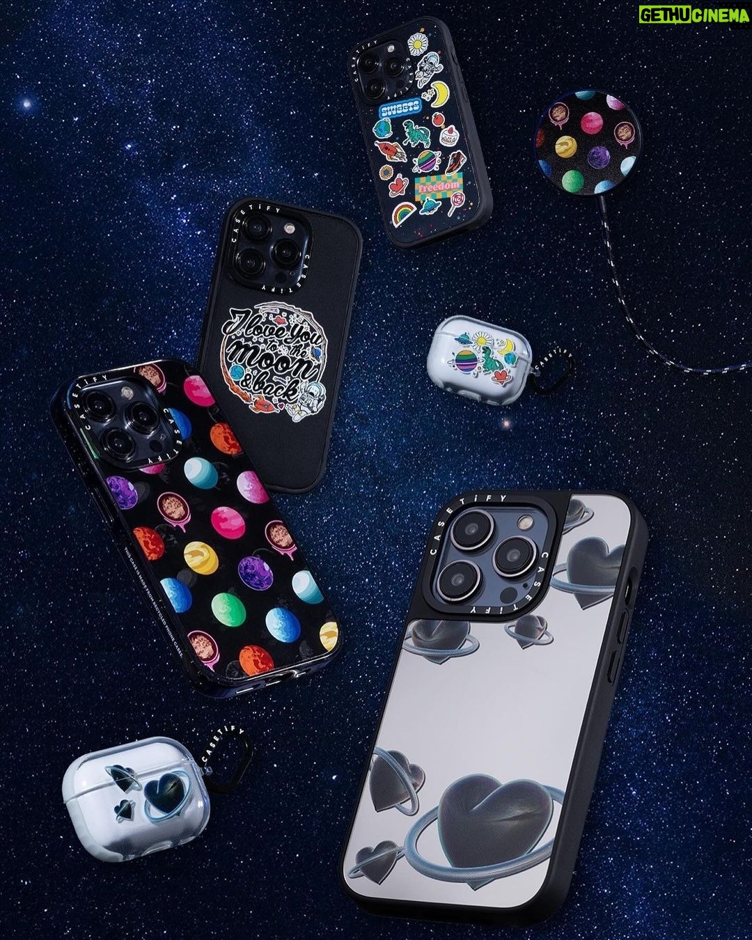 Dori Sakurada - 72K Likes - DORI SAKURADA × CASETiFY
この度ケースティファイさんとコラボレーションさせていただくことになりました!
宇宙をスマホケースと同じく個々の自由な領域と捉え、その無限の可能性からインスピレーションを得て、今回のコレクションを制作いたしました✨
宇宙には様々な解釈があり、地球に住む自分たちが空を見上げれば宇宙の存在を感じる瞬間があります。
星や惑星、そしてロケットが月へ向かう姿など、それぞれの宇宙への解釈があると思うのですが、一人一人の人生、その人の目線の先に一つずつ宇宙は広がっていると思っていて、本来そこはとても自由で幸せに溢れる空間であると信じています✨
そんな想いを込めて今回のコレクションを完成することができました!
そしてケースティファイさんは海外の方にもアイテムを届けることができるので、世界中の皆さんに今回のコラボレーションを楽しんでいただけることを願っています!
「DORI SAKURADA× CASETiFY」
🚀Infinite Universe Sticker
自由な宇宙をテーマに、宇宙らしいロケットや月だけでなく、スニーカーや花、ケーキなど様々なモチーフが賑やかに浮かべました。
他人の意見に左右されず、好きなことを自分らしく楽しむという思いを込めました!
🌘I Love You to the Moon & Back
” I Love You to the Moon & Back ”と、宇宙飛行士に扮した「どおりいぬ」をミックスしました🐶
言葉の持つ意味をわかりやすく伝えたいという意図からワンポイントデザインです。
🖤Heart Universe
「Love」「愛」を大事にしてほしい、というシンプルなメッセージを黒いハート型の惑星に込めて表現してみました。
中央を大胆にくり抜いたデザインはケースタイプによって印象が異なります。
ぜひ、手にとってくださる皆さんの思うままに楽しんで頂きたいです!
🪐Chocolate Universe
惑星をカラフルなチョコレートに⾒⽴てました。
バレンタインのシーズンにもケースを付け替えて楽しんでもらえるように考えたデザインです🍫
僕もスマホケースを普段から付け替えたり楽しんでいて、こういうものがあれば良いなと思えるものを作ることができたので、是非沢山の方に楽しんでいただけると嬉しいです😊
@casetify_jp @casetify
#DORISAKURADAxCASETiFY
#PR